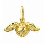 Attrape la victoire avec ce charm Vif d'Or Harry Potter en argent sterling 925, réplique ailée du précieux Souaffle qui termine chaque match de Quidditch. Ses ailes déployées en plein vol et son éclat argenté capturent la vitesse fulgurante du plus petit Vif d'Or de Poudlard, virevoltant autour de la balise dorée. Suspendu à une bélière ronde compatible bracelets Pandora, ce bijou magique accélère à ton poignet comme Harry en quête de triomphe. Poinçonné S925, sans nickel et Attrapeur-proof, idéal pour fans