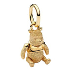 Charm pendentif représentant Winnie l’Ourson dans une finition dorée élégante. Finement travaillé en argent 925 avec un effet doré, ce modèle met en valeur sa silhouette assise et son expression douce, pour un bijou inspiré de l’univers Disney.

Caractéristiques :

Matière : Argent 925 avec finition dorée.
Design : Winnie l’Ourson assis avec ses détails emblématiques.
Style : Disney, tendre, élégant et intemporel.
Symbolique : Amitié, douceur, enfance, réconfort et nostalgie.
Compatibilité : Charm pendentif