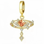 Ce charm pendentif en argent 925 plaqué d’une chaleureuse teinte dorée met en valeur une grande pierre centrale taille carrée couleur abricot, entourée d’arabesques ajourées serties de petits cristaux scintillants. La partie inférieure se termine par un motif losange suspendu, lui aussi délicatement pavé, pour une allure lumineuse et sophistiquée à porter sur bracelet ou collier.

Caractéristiques :

- Matière : Argent 925 avec finition dorée et cristaux clairs et abricot
- Design : Motif ajouré ovale orné 