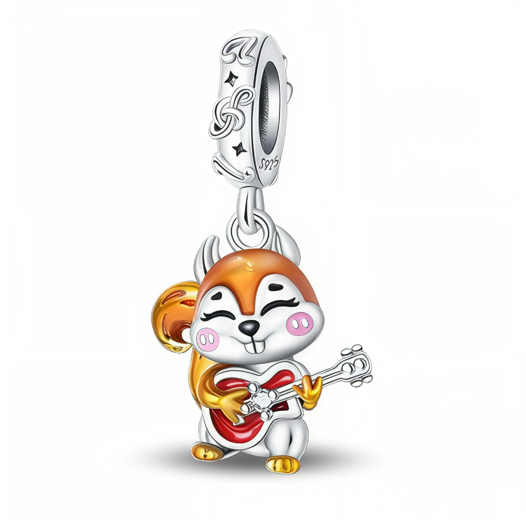 La bélière en argent 925 est décorée de motifs entrelacés et de petites étoiles gravées, ajoutant une touche féerique au bijou. Le pendentif représente un écureuil souriant, avec pelage émaillé brun‑orangé, joues roses et détails dorés, tenant une guitare rouge en forme de cœur.