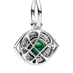 Apporte une touche mystique et puissante à ton bracelet avec ce charm pendentif Œil d’Agamotto. Inspiré de l’univers Marvel, ce bijou met en valeur le célèbre talisman de Doctor Strange avec des détails travaillés et une pierre verte emblématique qui rappelle la magie et le temps. Un charm original et énigmatique, parfait pour les fans de Marvel et des pièces inspirées de l’infini.

Caractéristiques :

- Matière : Argent 925 avec détails en émail coloré.
- Design : Œil d’Agamotto en version pendentif avec p