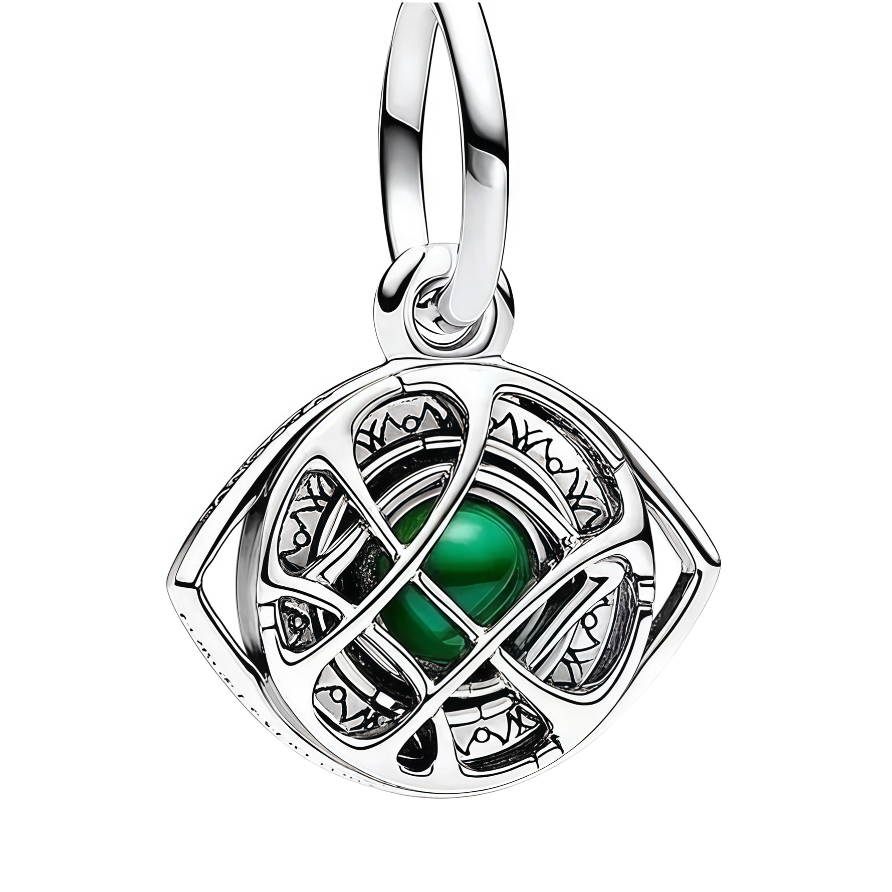 Apporte une touche mystique et puissante à ton bracelet avec ce charm pendentif Œil d’Agamotto. Inspiré de l’univers Marvel, ce bijou met en valeur le célèbre talisman de Doctor Strange avec des détails travaillés et une pierre verte emblématique qui rappelle la magie et le temps. Un charm original et énigmatique, parfait pour les fans de Marvel et des pièces inspirées de l’infini.

Caractéristiques :

- Matière : Argent 925 avec détails en émail coloré.
- Design : Œil d’Agamotto en version pendentif avec p