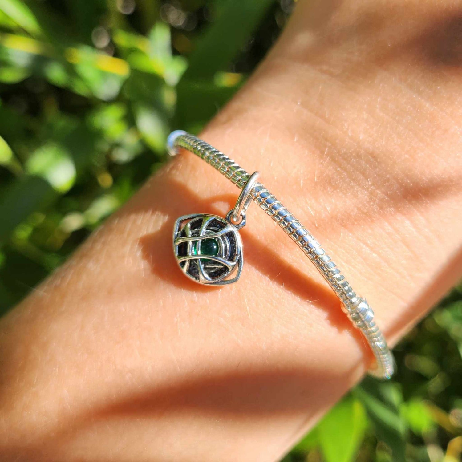 Ajoutez une touche mystique et puissante à votre collection avec ce charm représentant l'Œil d'Agamotto de Doctor Strange. Fabriqué en argent sterling 925, ce charm de haute qualité est compatible avec tous les bracelets Pandora, assurant une intégration parfaite à votre bijou préféré. Parfait pour les fans de Doctor Strange et de l'univers Marvel, ce charm capture la grandeur et le mystère de l'Œil d'Agamotto, apportant une note d'élégance et de magie à votre bracelet.