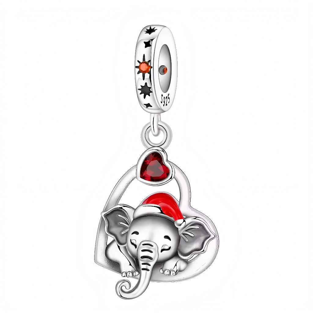 Ce charm festif met en scène un petit éléphant argenté au regard tendre, coiffé d’un bonnet de Père Noël rouge vif, confortablement installé dans un cœur stylisé. Au-dessus de lui, un cristal rouge en forme de cœur symbolise l’amour et la magie des fêtes, tandis que la bélière S925 est décorée de motifs étoiles et d’un strass orange rappelant les lumières de Noël. Ce bijou est parfait pour ajouter une touche chaleureuse et ludique à un bracelet pendant toute la saison hivernale.