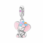 La bélière lisse est sertie de petites pierres roses, d’où descend l’éléphant au regard doux tenant une petite fleur entre ses pattes, ce qui renforce son côté tendre et protecteur. Les émaux bleu, orange, rose et lilas de la couronne florale créent une touche de couleur joyeuse idéale pour un thème enfant, maternité ou amour des animaux.jolilily+2