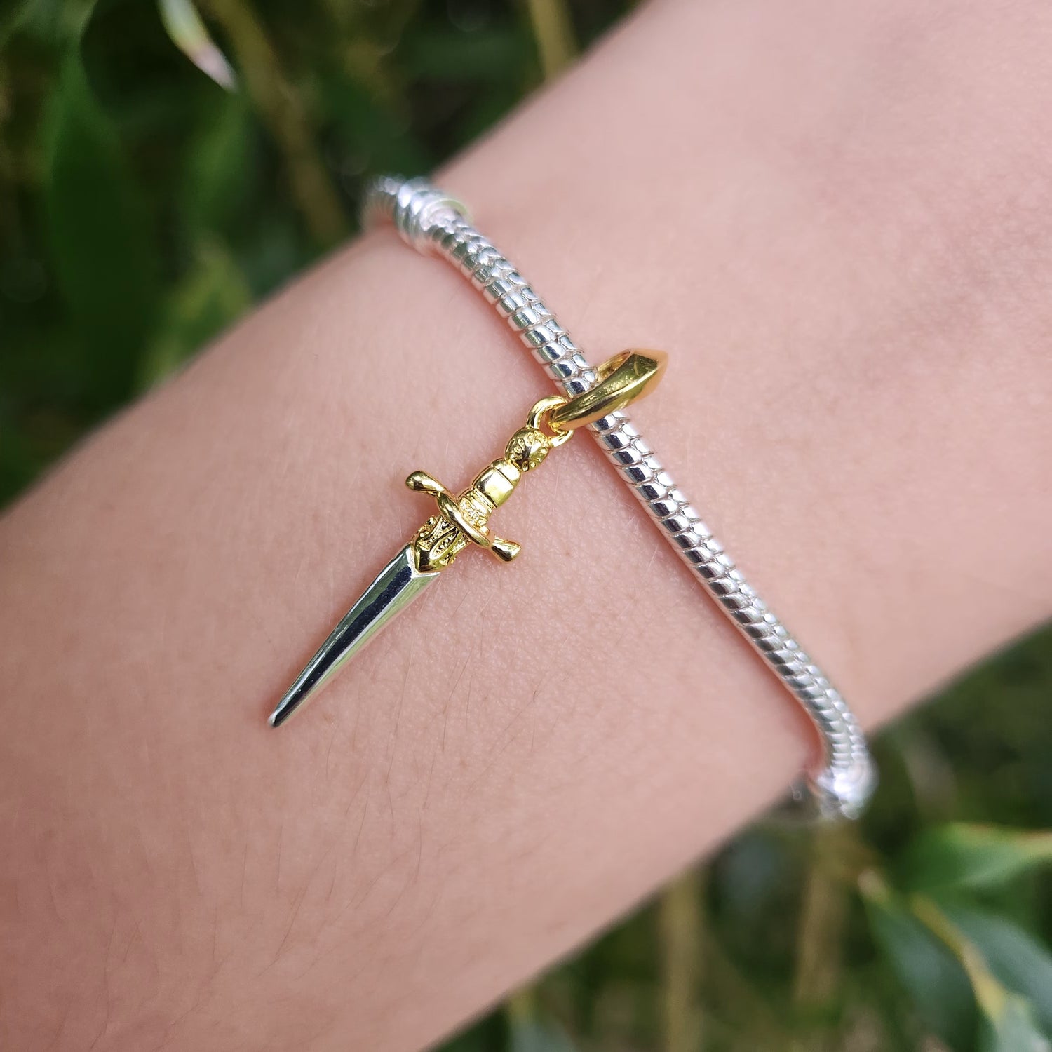 Ajoutez une touche de bravoure et de mystère à votre collection avec ce charm représentant l'épée d'Arya Stark, inspiré par le célèbre personnage de Game of Thrones. Conçu en argent sterling S925, ce charm allie qualité et finesse, capturant parfaitement l'essence de la guerrière intrépide.