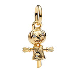 Charm pendentif original en forme d’épouvantail, avec une finition dorée brillante et des détails finement travaillés. Son design à la fois ludique et légèrement mystérieux en fait un bijou unique, parfait pour ajouter du caractère à votre bracelet.

Caractéristiques :

- Matière : Argent 925 (finition dorée).
- Design : Épouvantail stylisé avec détails texturés et pierres scintillantes.
- Style : Original, fun et légèrement spooky.
- Symbolique : Protection, mystère, saison d’automne et originalité.
- Comp