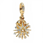 Ce charm captivant en forme d’étoile éclatante arbore une finition dorée éclatante avec un anneau supérieur pavé de minuscules pierres scintillantes pour une accroche irrésistible. Au cœur, une étoile aux rayons effilés déborde de cristaux ronds étincelants, créant un effet d’explosion lumineuse et multidimensionnel. Il incarne l’énergie cosmique et la brillance festive, idéal pour illuminer un bracelet ou un collier avec une touche d’éclat stellaire.

Caractéristiques :

Matière : Argent 925 (S925) avec fi
