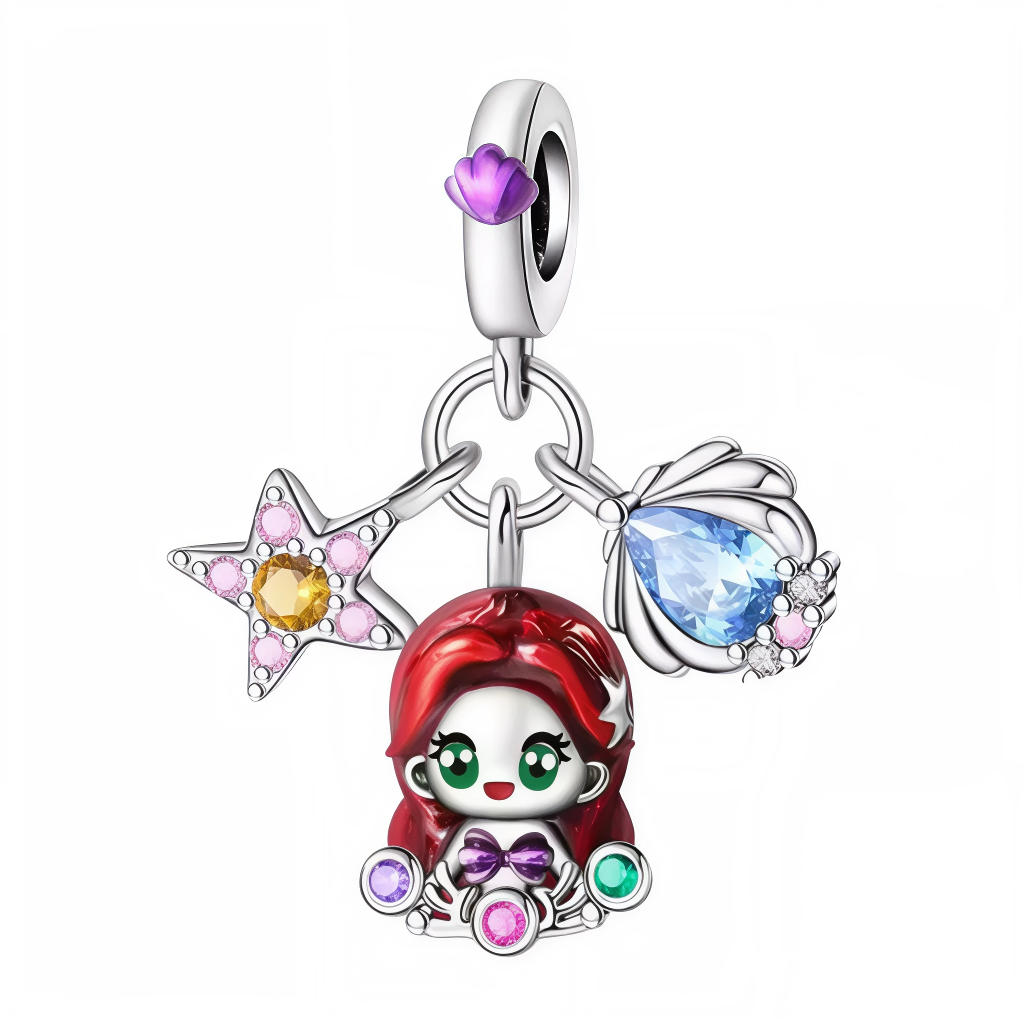 Ce charm réunit trois symboles iconiques des fonds marins. L’étoile de mer étincelle de cristaux roses avec un cœur jaune, tandis que le coquillage perlé abrite une pierre bleu lagon taille poire entourée de micro‑cristaux. Au centre, un médaillon chibi d’une princesse rousse évoque Ariel avec ses tons rouges et son nœud violet. La bélière ornée d’un motif coquillage violet complète ce bijou fun et coloré, parfait pour les amoureux de contes marins.