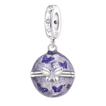 Ce charm en argent 925 dévoile un œuf ovale violet irisé parsemé de motifs papillons minuscules pailletés, ceinturé d’un ruban argenté fin orné d’un duo d’ailes papillon déployées aux reflets bleutés, avec anneau supérieur étoilé pavé d’une améthyste violette. Il symbolise métamorphose féerique et renaissance printanière, idéal pour un bracelet enchanté.

Caractéristiques :

Matière : Argent 925, émail violet pailleté, améthyste violette
Design : Œuf papillon 3D avec ruban ailé, bélière étoilée pavée
Style 