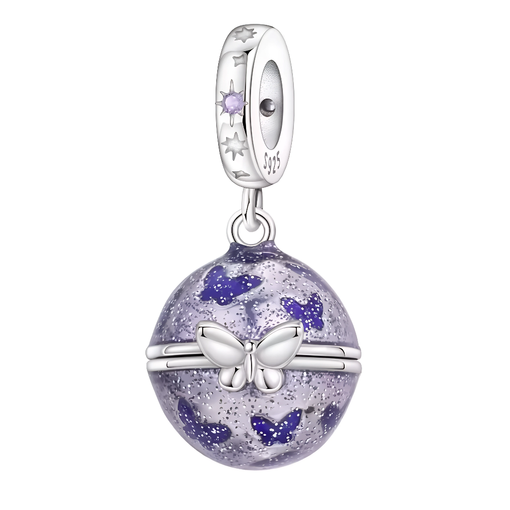 Ce charm en argent 925 dévoile un œuf ovale violet irisé parsemé de motifs papillons minuscules pailletés, ceinturé d’un ruban argenté fin orné d’un duo d’ailes papillon déployées aux reflets bleutés, avec anneau supérieur étoilé pavé d’une améthyste violette. Il symbolise métamorphose féerique et renaissance printanière, idéal pour un bracelet enchanté.

Caractéristiques :

Matière : Argent 925, émail violet pailleté, améthyste violette
Design : Œuf papillon 3D avec ruban ailé, bélière étoilée pavée
Style 