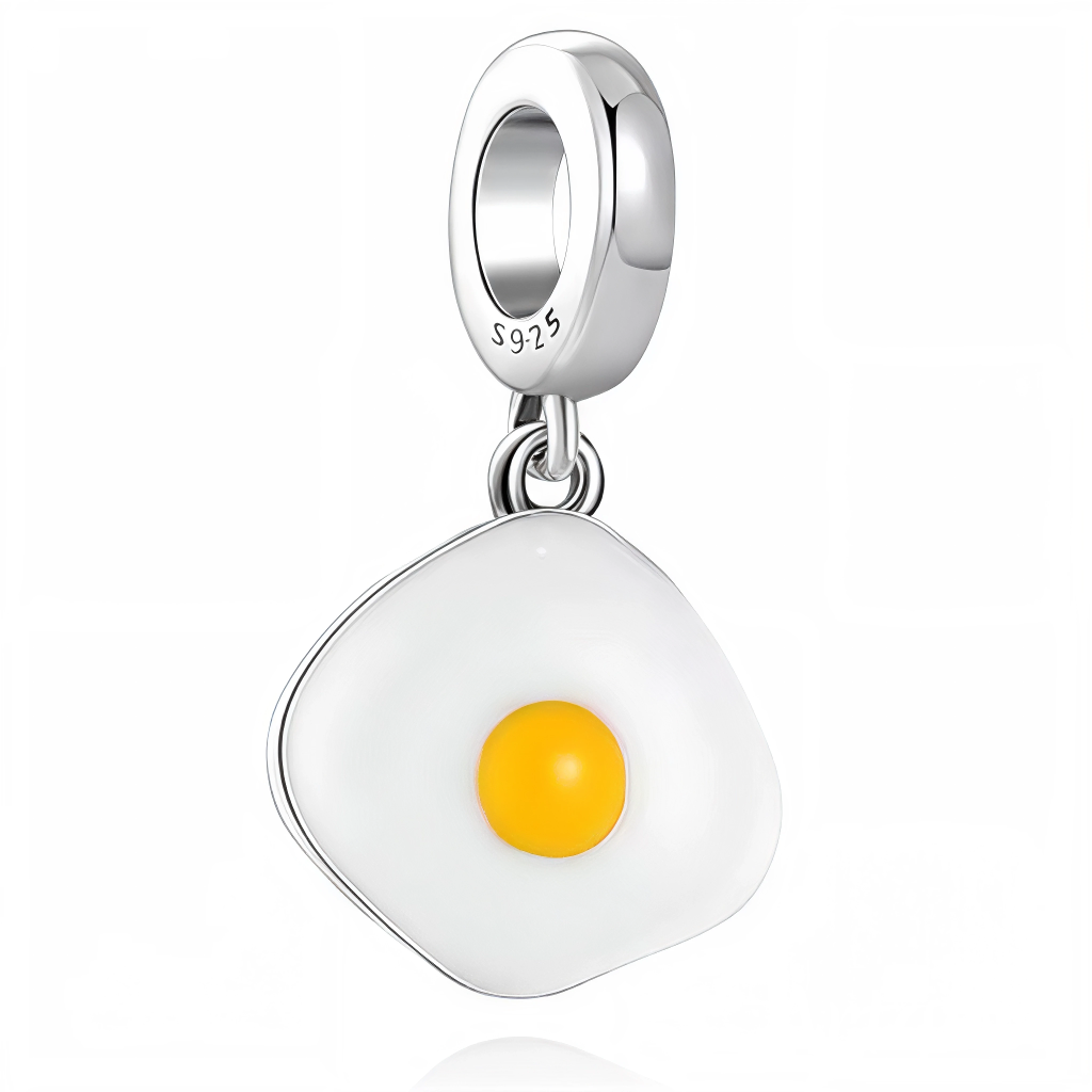 Ajoutez une dose de fun et de gourmandise à votre bracelet avec ce charm en forme d’œuf au plat ! Réalisé en Argent 925 (S925), il reproduit fidèlement un œuf au plat avec un émail blanc brillant et un cœur jaune lumineux. Sa bélière argentée offre une finition moderne et épurée, idéale pour tous les amoureux du petit-déjeuner ou les collectionneurs de charms originaux.