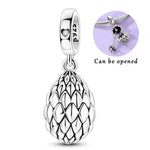 Charm pendentif mystérieux représentant un œuf de dragon finement travaillé en argent 925, renfermant un petit dragon à l’intérieur. Son design détaillé, inspiré des écailles et de l’univers fantastique, en fait une pièce originale et pleine de caractère. Un bijou idéal pour les amateurs de dragons, de fantasy et de créatures légendaires.

Caractéristiques :

- Matière : Argent 925.
- Design : Œuf de dragon détaillé avec un petit dragon à l’intérieur.
- Style : Fantastique, mystérieux et élégant.
- Symboliq