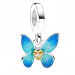 Apportez une touche délicate et élégante à votre collection avec ce charm pendentif en Argent 925 (S925), représentant des ailes de papillon bleu avec un cœur doré en son centre. Un bijou raffiné et charmant parfait pour sublimer vos bracelets ou colliers.

Caractéristiques
– Matière : Argent 925 (S925).
– Design : Ailes de papillon bleu avec cœur doré détaillé.
– Coloris : Bleu vif avec cœur doré brillant.
– Compatibilité : Convient aux bracelets à charms type Pandora et colliers.
– Style : Délicat, élégan