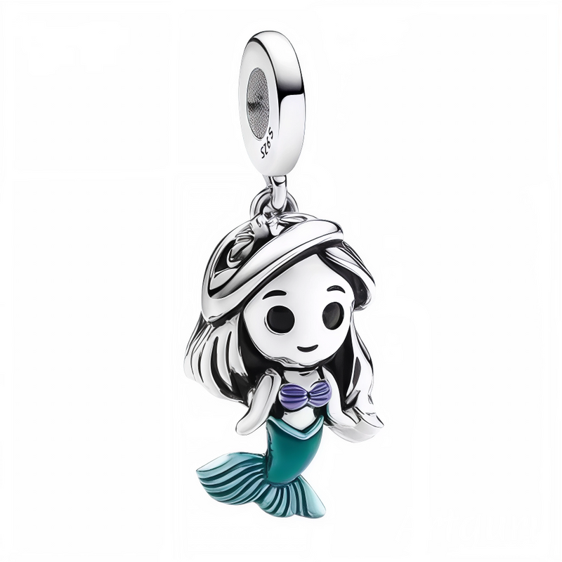 Ce charm pendentif en argent 925 capture Ariel de&nbsp;La Petite Sirène, silhouette élancée queue écailleuse turquoise étincelante, cheveux flottants libres, yeux curieux émerveillés, coquillage poitrine. Il symbolise rêves terrestres, sacrifice vocal et amour inter-espèces océanique.

Caractéristiques :

Matière : Argent 925 émail turquoise/vert émeraude.
Design : Sirène courbée dynamique nageuse, queue pendante.
Dimensions : 1,9 cm hauteur, légère fluide.