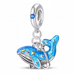 Ce charm pendentif en argent 925 (S925) représente une baleine majestueuse grise entourée de minuscules étoiles scintillantes dorées, nageant dans un ciel nocturne océanique stylisé. Il symbolise rêves cosmiques, migration céleste et connexion univers-mer.

Caractéristiques :

Matière : Argent 925 (S925) poli avec émail gris perle, étoiles strass minuscules haute brillance.
Design : Baleine courbe gracieuse, constellations gravées, queue étoilée puissante mystérieuse.
Compatibilité : Compatible avec les bra