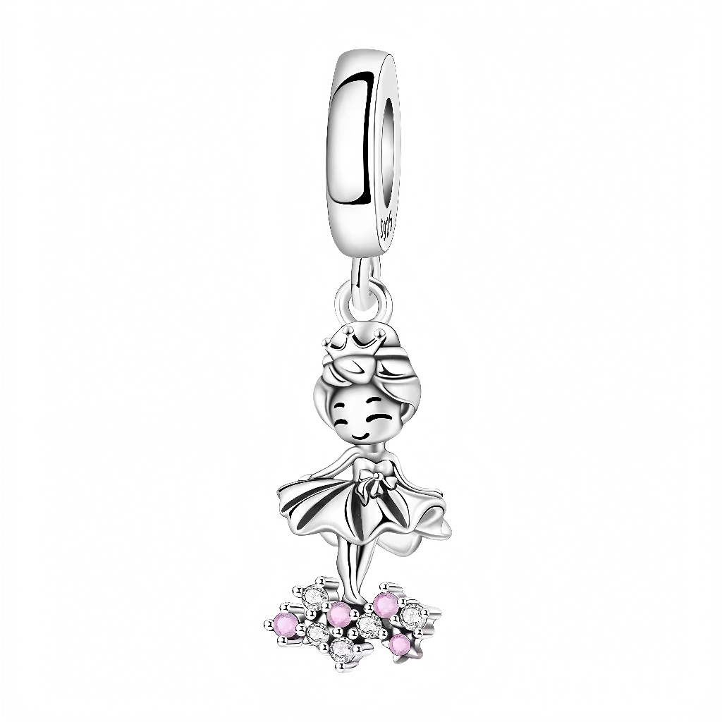 Ce charm pendentif gracieux dépeint une ballerine délicate en tutu vaporeux, couronne petite sur la tête et sourire radieux, debout sur pointes au-dessus d’un socle de fleurs roses pavées de zircons étincelants. Les détails ciselés de la jupe ondulée et des bras expressifs capturent l’élégance et la légèreté de la danse classique. L’anneau supérieur rond offre une fixation aérienne sur les bracelets.