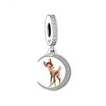 Ce charm pendentif en argent 925 (S925) dépeint Bambi faon gracieux perché délicatement sur croissant lune argentée nacrée, yeux grands émerveillés, taches blanches naissantes, étoiles filantes arrière-plan. Il symbolise innocence lunaire, rêves célestes et magie enfance nocturne.

Caractéristiques :

Matière : Argent 925 (S925) brun émail fourrure doux, lune polie irisée strass.
Design : Bambi assis curieux, lune courbe supportive, ciel nuit texturé constellations.
Compatibilité : Compatible avec les brace