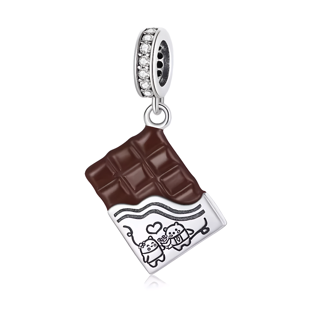 Ce charm pendentif représente une tablette de chocolat marron en émail réaliste, avec une face blanche ornée de deux adorables pandas kawaii enlacés et entourés de cœurs, pour un effet gourmand et tendre. La barre rectangulaire aux bords nets évoque le craquant d’une friandise premium, tandis que les motifs mignons apportent une touche de douceur enfantine. L’anneau supérieur pavé de zircons clairs ajoute un éclat précieux, comme du sucre glace sur le chocolat.