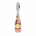 Plongez dans l’univers décadent de Rick et Morty avec ce charm pendentif en argent 925 représentant l’élément emblématique de toute aventure signée Rick : la bière interdimensionnelle. Symbole de son génie anarchique et de ses excès assumés, cette chope stylisée capture l’essence même du savant fou, sans le montrer. Subtil, décalé, et irrésistiblement geek.