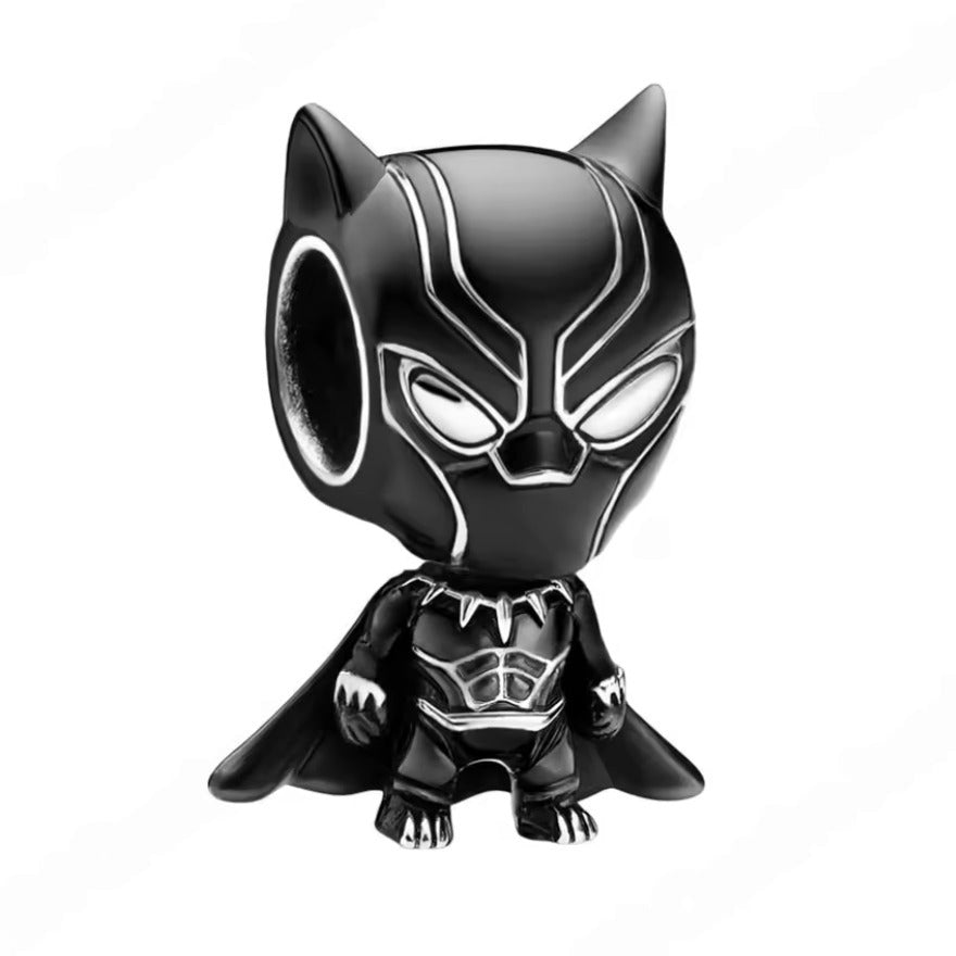 Ce charm pendentif en argent 925 (S925) capture Black Panther en pose signature accroupie, avec résine noire émaillée texturée et contours argent ciselés évoquant vibranium wakandais. Il symbolise royauté féroce, héritage ancestral et force protectrice.

Caractéristiques :

Matière : Argent 925 (S925) avec résine façon émail noir appliquée main, finitions haute brillance.
Design : Silhouette panthère accroupie, masque iconique, griffes sorties, détails vibranium stylisés.
Compatibilité : Compatible avec les
