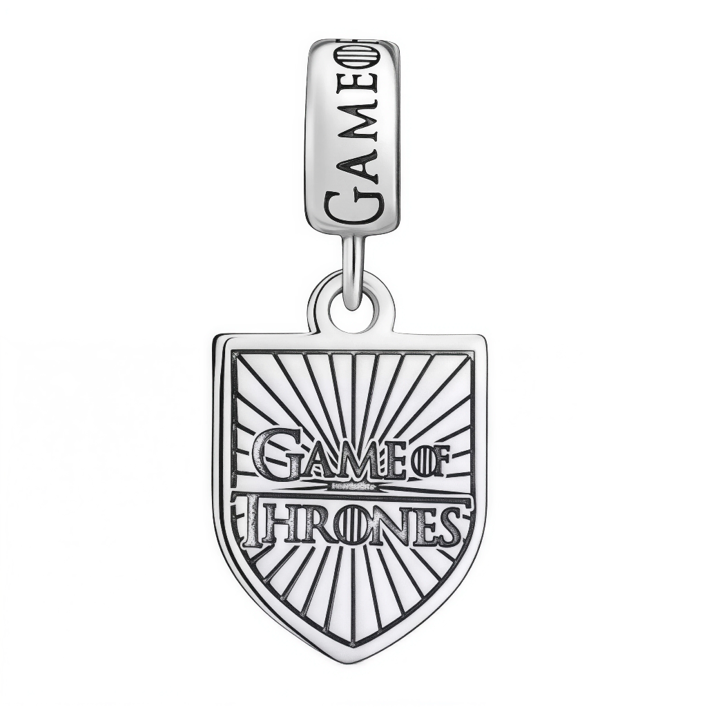 Ce charm pendentif en argent 925 pur arbore un blason gothique avec rayons solaires et gravures élégantes évoquant pouvoir ancestral. Il symbolise force loyauté et destin épique.

Caractéristiques

Matière : Argent 925 rhodié gravure contrastée.
Design : Bouclier rectangulaire rayonnant bélière large.
Compatibilité : Clip pour bracelets européens.