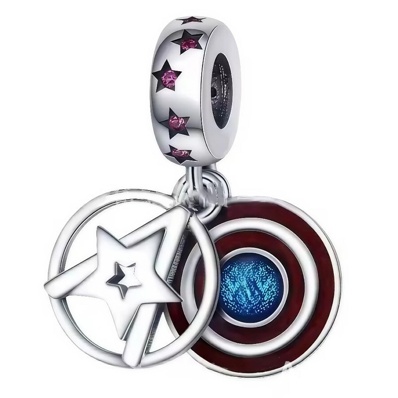Ce charm pendentif en argent 925 (S925) reproduit fidèlement le bouclier iconique de Captain America en vibranium, avec étoile blanche centrale sur fond bleu entouré de rayures rouges et blanches. Il symbolise courage inébranlable, défense des libertés et valeurs patriotiques.

Caractéristiques :

Matière : Argent 925 (S925) poli avec émail bleu/rouge/blanc pour réalisme vibranium, finitions texturées.
Design : Disque circulaire précis, étoile 3D centrale, anneaux concentriques rayés, mini format fidèle MCU