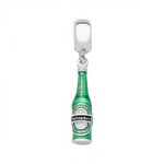 Ce charm pendentif&nbsp;rafraîchissant&nbsp;reproduit une bouteille de bière verte emblématique inspirée Heineken, en émail vert translucide brillant avec étiquette blanche/noire détaillée “HEINEKEN”, goulot courbé et capsule réaliste pour un rendu 3D authentique. Suspendue à un anneau lisse en argent sterling 925 poli, elle balance élégamment sur les bracelets, évoquant apéros estivaux, matchs et convivialité brassicole. Poinçonné S925, ce bijou est robuste et sans allergènes, parfait pour les amateurs de 