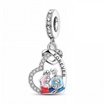 Célébrez les liens indéfectibles de l’amour familial avec ce charm pendentif en argent 925 représentant un cœur délicatement sculpté. À l’intérieur, une scène touchante dévoile une mère et ses deux enfants, symbole d’unité et de tendresse, accompagnée de l’inscription gravée "Forever". Ce bijou émouvant rend hommage à l’amour inconditionnel qui unit une famille pour toujours.