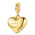 Ce charm pendentif en argent 925 doré en forme de cœur bombé porte l’inscription « Life was a box of chocolate » gravée en relief scintillant. Il évoque la douceur de la vie, les surprises du quotidien et un clin d’œil cinéphile plein de nostalgie.

Caractéristiques

Matière : Argent 925, inscription gravée précise.
Design : Cœur lisse recto verso, bélière ronde sertie d’une petite pierre claire.
Compatibilité : S’adapte aux bracelets et colliers type européen.