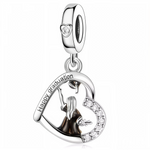 Plein de joie et d’éclat, ce charm pendentif en forme de cœur est orné de strass scintillants et d’un petit personnage diplômé au centre. Sur le côté du cœur, l’inscription "Happy Graduation" célèbre l’instant avec élégance et bonne humeur. Un bijou lumineux pour honorer cette grande étape de vie.