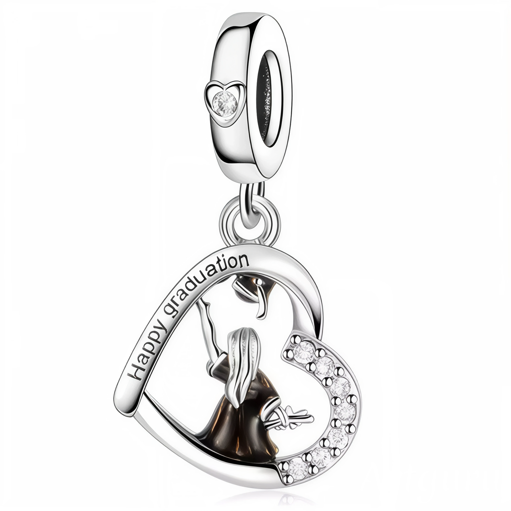 Plein de joie et d’éclat, ce charm pendentif en forme de cœur est orné de strass scintillants et d’un petit personnage diplômé au centre. Sur le côté du cœur, l’inscription "Happy Graduation" célèbre l’instant avec élégance et bonne humeur. Un bijou lumineux pour honorer cette grande étape de vie.