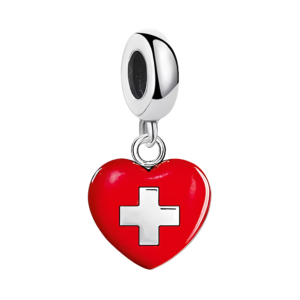 Ce charm pendentif affiche un cœur rouge vif en émail lustré, orné d’une croix blanche emblématique au centre, symbolisant fièrement les Alpes suisses et la neutralité bienveillante. La forme arrondie et brillante du cœur met en valeur le contraste saisissant entre le rouge passionné et le blanc pur de la croix. L’anneau supérieur rond offre une fixation aisée et élégante sur les bracelets.