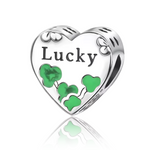 Portez la chance près de votre cœur avec ce charm pendentif en argent 925 orné de trèfles verts scintillants et de l’inscription "Lucky". Ce bijou vibrant symbolise la fortune, l’espoir et la positivité. Avec ses détails fins et son éclat naturel, c’est un porte-bonheur élégant à garder toujours avec soi.