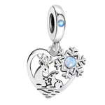 Charm pendentif en argent 925 représentant un cerf et son faon dans un cœur ajouré, accompagné d’un flocon de neige orné d’une pierre bleu irisé. Son design délicat évoque une scène hivernale pleine de douceur, de complicité et de poésie.

Caractéristiques :
Matière : Argent 925 avec pierre bleu irisé et détail bleu clair sur l’anneau.
Design : Cœur ajouré, cerf, faon et flocon de neige décoratif.
Style : Hivernal, élégant, romantique et raffiné.
Symbolique : Famille, protection, amour, sérénité et magie de