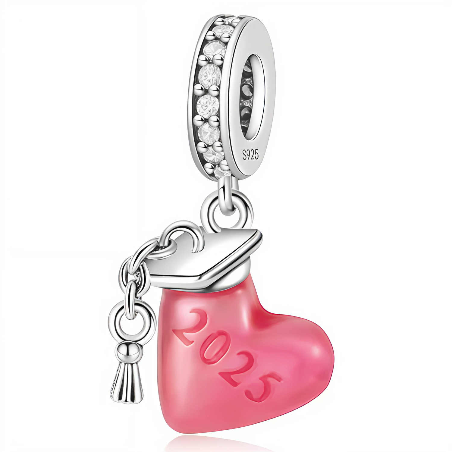 Célébrez une étape inoubliable avec ce charm pendentif en forme de cœur, orné d’un chapeau de diplômé et de l’inscription "2025". Disponible en deux versions – rose ou bleu – il symbolise la réussite, la fierté et les nouveaux départs. En argent 925, ce bijou commémoratif est le cadeau parfait pour marquer une fin de parcours et un nouveau commencement.