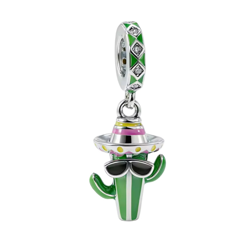 Ce charm pendentif festif dépeint un cactus vert vif et élancé coiffé d’un sombrero multicolore aux rayures roses, jaunes et vertes, orné de motifs floraux. Des lunettes de soleil noires cool sur son visage souriant et un bras cactus levé en salut joyeux capturent l’esprit fiesta mexicain. L’anneau supérieur serti de cristaux verts permet une fixation aérienne sur les bracelets.