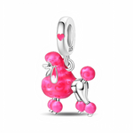 Ce charm pendentif en argent 925 (S925) capture le célèbre caniche rose frisé de Barbie, compagnon iconique des poupées vintage et posture joueuse. Il symbolise complicité glamour, univers rose et amitié fidèle.

Caractéristiques :

Matière : Argent 925 (S925) avec émail rose bouclé réaliste, yeux noirs brillants et ruban ciselé.
Design : Caniche debout pattes bouclées, queue en trompette, signature 60's typique Barbie.
Compatibilité : Compatible avec les bracelets à charms standards (type Pandora, etc.) et