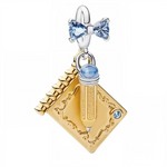 Ce charm pendentif en argent 925 (S925) représente un carnet de bal Regency plié avec petit crayon attaché, qui s’ouvre pour révéler l’inscription élégante « May I have this dance ? », référence aux invitations romantiques de Bridgerton. Il symbolise flirt codifié, tension dansante et codes sociaux raffinés.

Caractéristiques :

Matière : Argent 925 (S925).
Design : Format plié miniature, crayon minuscule suspendu ruban, intérieur calligraphié anglais sophistiqué.
Compatibilité : Compatible avec les bracele