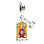 Ce charm pendentif en argent 925 (S925) reproduit la carte de la Justice du Tarot, balance équilibre gauche. Elle symbolise vérité impartiale, équilibre karma, décision objective et loi cause-effet.

Caractéristiques :

Matière : Argent 925 (S925) rouge robe justice avec gravure "LA JUSTICE".
Design : Trône stable, balance.
Compatibilité : Compatible avec les bracelets à charms standards (type Pandora, etc.) et chaînes fines.