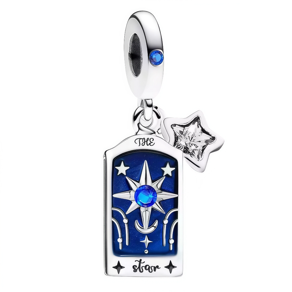 Ce charm pendentif en argent 925 (S925) reproduit la carte de L'Étoile du Tarot, étoile 8 branches au-dessus, étoiles sereines. Elle symbolise espoir régénérant, guérison intérieure, inspiration divine et sérénité cosmique après chaos Tour.

Caractéristiques :

Matière : Argent 925 (S925) bleu nuit ciel brillant.
Design : étoile 8 branches au-dessus, étoiles sereines.
Compatibilité : Compatible avec les bracelets à charms standards (type Pandora, etc.) et chaînes fines.