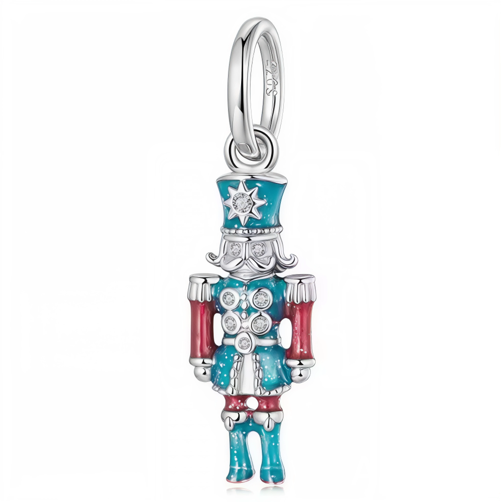 Apportez une touche festive et élégante à votre collection avec ce charm pendentif en Argent 925 (S925) avec finition bleue et rouge pailletée, représentant le célèbre Casse-Noisette. Ce bijou captivant allie tradition et éclat, parfait pour sublimer vos bracelets ou colliers avec une note joyeuse et raffinée.