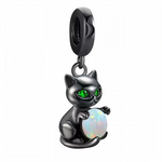 Ce charm pendentif en argent 925 pur présente un chat assis aux yeux émeraude hypnotiques tenant boule opale irisée magique. Il évoque mystère divination et sortilèges lunaires.

Caractéristiques

Matière : Argent 925 zircons verts opale.
Design : Chat assis dynamique anneau supérieur.
Compatibilité : Pendentif pour bracelets colliers européens.