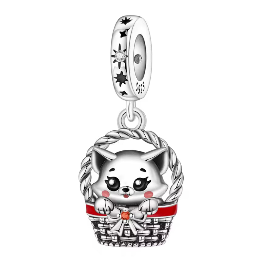 Ce charm met en scène un chaton au regard attendrissant, les pattes posées sur le rebord d’un panier finement texturé. L’anse torsadée encadre sa petite tête, tandis qu’un liseré rouge et un nœud orné d’une pierre orange apportent une touche de couleur chaleureuse. La bélière S925 est décorée de petites étoiles découpées et d’un strass scintillant, pour une finition féerique. Parfait pour les amoureux des chats et pour insuffler une note douce et réconfortante à un bracelet.