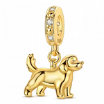 Ce charm pendentif doré en forme de petit chien joyeux célèbre la complicité et l’amour inconditionnel entre l’animal et son maître. Sa silhouette douce et souriante en fait un bijou plein de tendresse, parfait pour les passionnés des chiens.

Caractéristiques :

-Matière : Base en argent 925/1000 massif, recouverte d’un placage doré lumineux pour une brillance chaleureuse et durable.
-Design : Charm pendentif composé d’une bélière ronde ornée de petits cœurs et de cristaux scintillants, d’où pend une figur