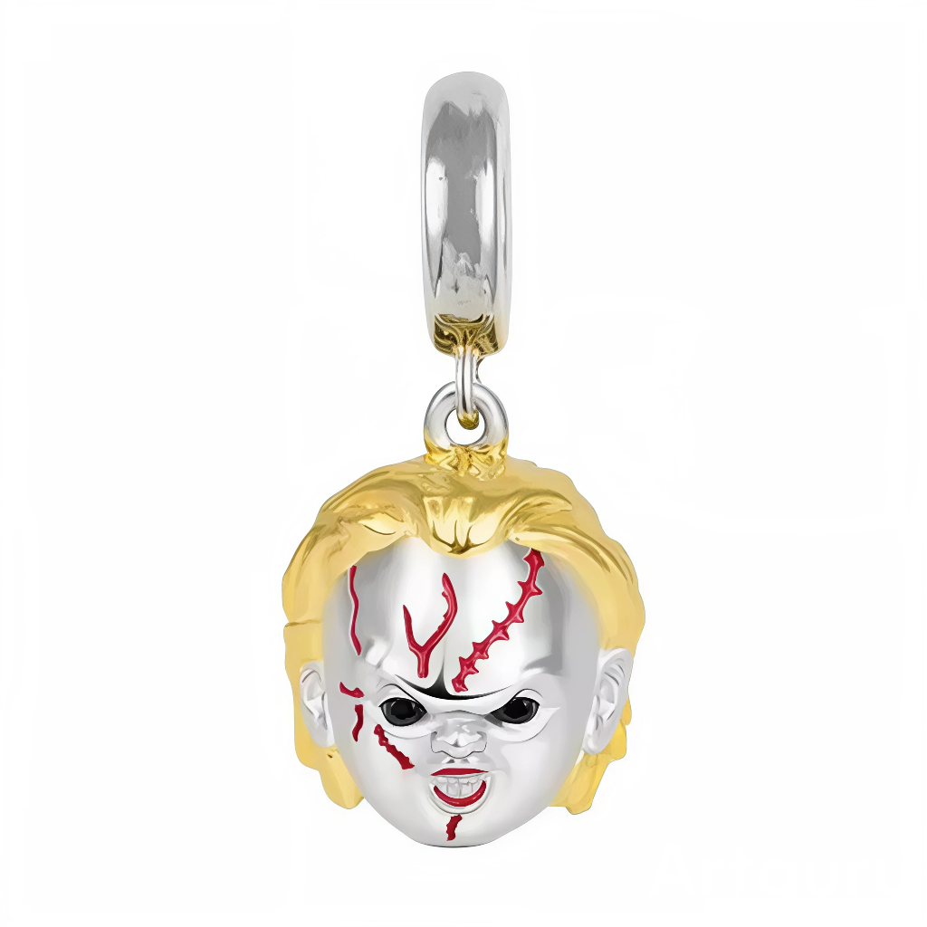 Ce pendentif rend hommage au plus célèbre des jouets démoniaques avec une mini‑sculpture expressive: visage argent poli, œil sombre menaçant et balafres rouge sang finement tracées pour un réalisme saisissant. La chevelure dorée contraste avec le métal miroir et ajoute du relief, tandis que la bélière lisse assure une suspension stable sur bracelet ou collier. Pensé pour les fans de films d’horreur, cosplay et ambiances Halloween, il devient la pièce maîtresse d’un look audacieux.