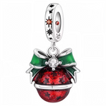 Illuminez votre collection avec ce charm pendentif rond en Argent 925 (S925) représentant une clochette de Noël délicate et raffinée. Ce bijou capture la magie et l’éclat des fêtes hivernales, mêlant élégance et esprit festif grâce à un design finement travaillé et lumineux.
