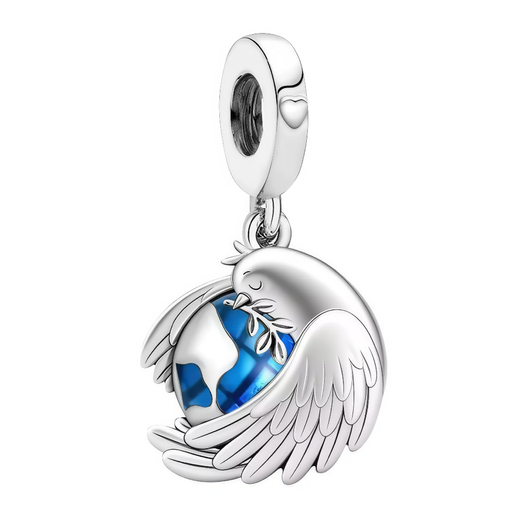 Ce charm pendentif en argent 925 (S925) montre une colombe blanche gracieuse enroulant ses ailes protectrices autour d'une planète Terre bleue détaillée. Il symbolise paix universelle, protection globale et espoir planétaire.

Caractéristiques :

Matière : Argent 925 (S925) poli avec émail bleu océan pour Terre, ailes texturées plume ciselée.
Design : Ailes déployées enveloppantes, globe Terre continents précis, ramage olive paix stylisé.
Compatibilité : Compatible avec les bracelets à charms standards (typ
