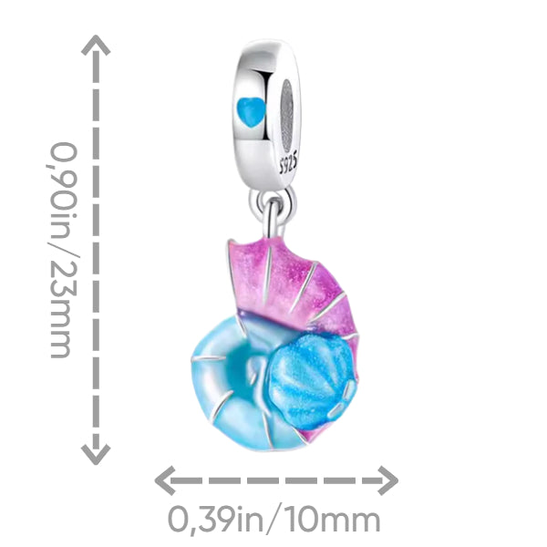 Ce charm délicat en forme de coquillage capte la lumière du jour pour révéler une douce lueur dans l’obscurité grâce à son effet glow in the dark. Confectionné en argent 925, il incarne la magie et la sérénité des plages, parfait pour celles et ceux qui aiment garder un souvenir lumineux de la mer à leur portée.
