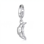 Ce charm pendentif recrée un authentique croissant français en argent sterling, avec ses courbes généreuses et ses couches texturées finement sculptées pour évoquer la pâte feuilletée croustillante. Les extrémités pointues et les rayures en relief capturent parfaitement la forme iconique de ce classique de la boulangerie parisienne. Suspendu à un anneau lisse, il balance avec gourmandise au poignet, invitant à une pause café imaginaire.
